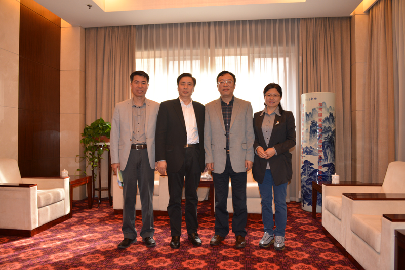 9月30日上午，中国工程院院士、四川大学校长谢和平来院为第49期高校领导干部进修班作“本科教育改革”案例教学。教学开始前，马俊杰书记会见了谢和平院士。