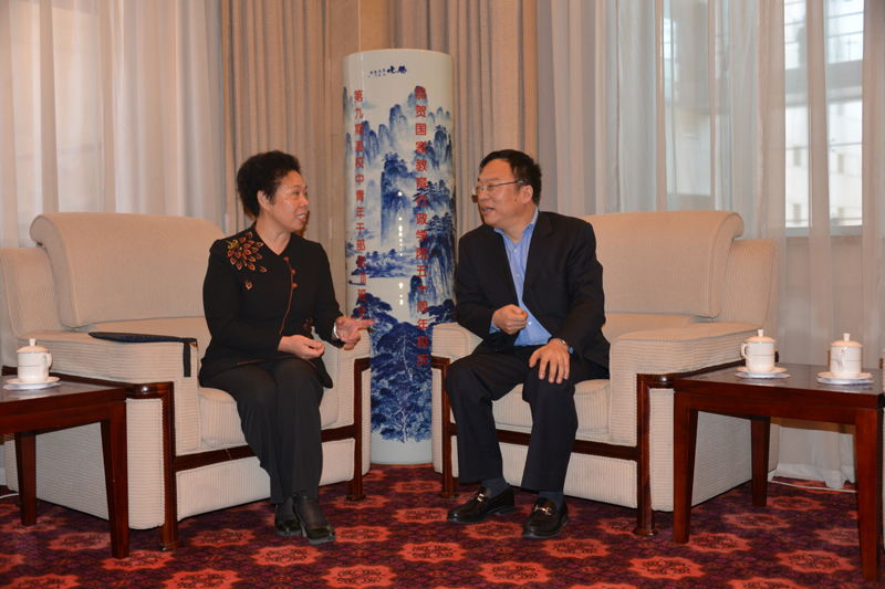 10月13日上午，中纪委驻教育部纪检组长、党组成员王立英来院为第49期高校领导干部进修班作“加强高校反腐倡廉建设”专题报告。报告开始前，学院党委书记、常务副院长马俊杰同志向王立英同志汇报了有关工作。