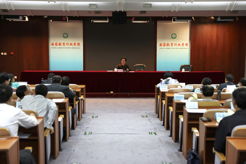 10月13日上午，中纪委驻教育部纪检组长、党组成员王立英来院为第49期高校领导干部进修班作“加强高校反腐倡廉建设”专题报告。报告开始前，学院党委书记、常务副院长马俊杰同志向王立英同志汇报了有关工作。