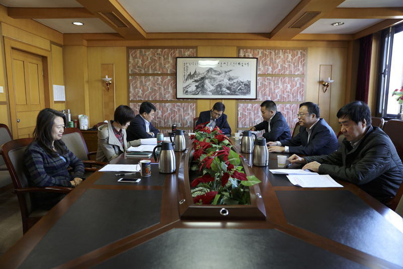 10月12日至16日,学院领导班子成员分别组织分管部门中层干部开展了“严守党的政治纪律和政治规矩”为主题的专题研讨。 10月12日至16日,学院领导班子成员分别组织分管部门中层干部开展了“严守党的政治纪律和政治规矩”为主题的专题研讨。