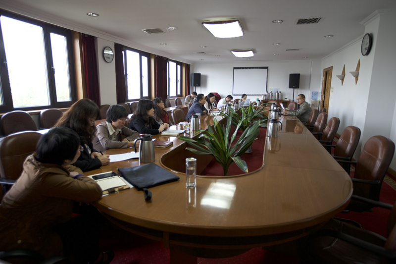 10月12日至16日,学院领导班子成员分别组织分管部门中层干部开展了“严守党的政治纪律和政治规矩”为主题的专题研讨。 10月12日至16日,学院领导班子成员分别组织分管部门中层干部开展了“严守党的政治纪律和政治规矩”为主题的专题研讨。