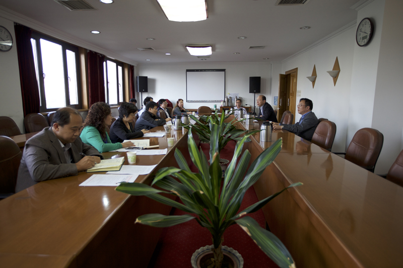 10月12日至16日,学院领导班子成员分别组织分管部门中层干部开展了“严守党的政治纪律和政治规矩”为主题的专题研讨。 10月12日至16日,学院领导班子成员分别组织分管部门中层干部开展了“严守党的政治纪律和政治规矩”为主题的专题研讨。