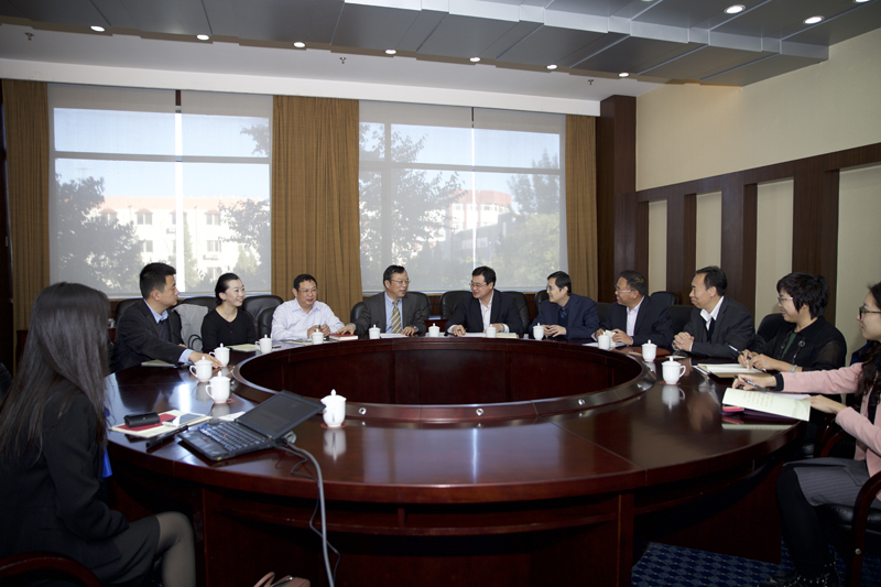 10月28日上午，学院党委书记、常务副院长马俊杰会见了教育部国际司机制办主任杨晓春及IBM政府创新研究院常务副院长孙岩琨一行四人。学院办公室、教务部、涉外培训部和远程培训部等部门负责同志参加了会见。