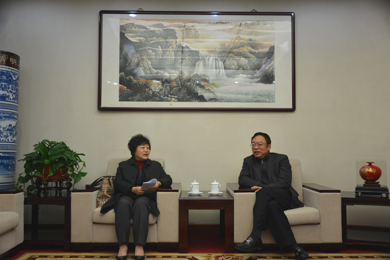 10月30日上午，上海财经大学校长樊丽明来院为第46期高校中青年干部培训班作题为“创新人才培养模式，提高人才培养质量——上海财经大学的实践探索”的案例教学。教学开始前，学院党委书记、常务副院长马俊杰与樊丽明校长交流了工作。