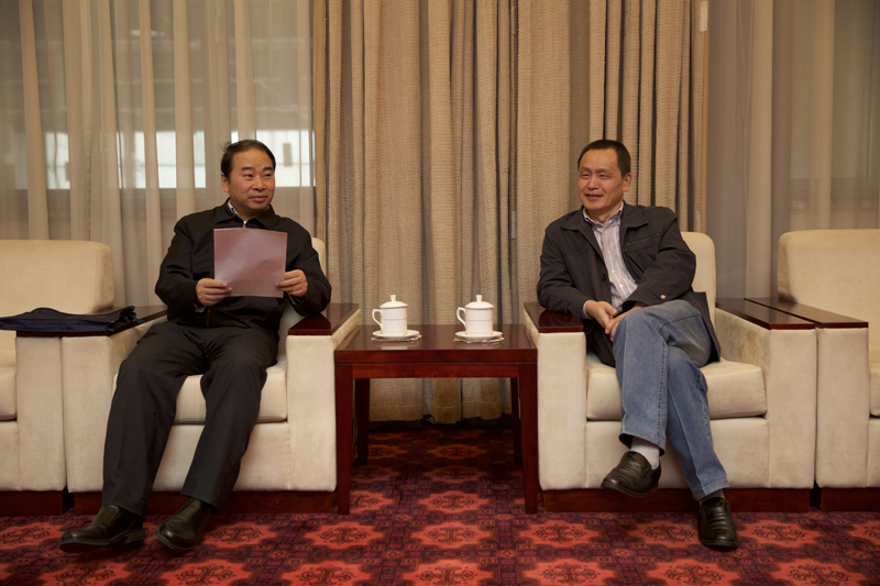 11月4日上午，教育部基础教育一司司长王定华来院为第26期教育部驻外后备干部岗前培训班作题为“新时期基础教育的改革与发展”的专题报告。报告开始前，学院副院长李文长与王定华司长交流了工作。