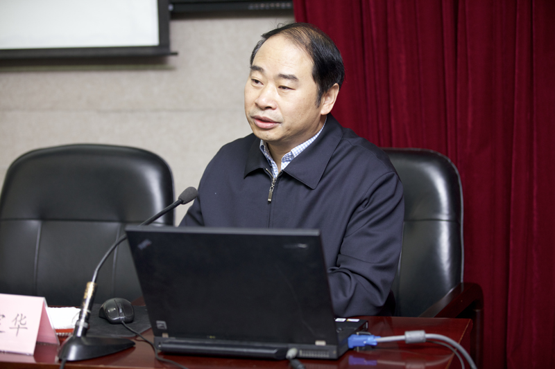 11月4日上午，教育部基础教育一司司长王定华来院为第26期教育部驻外后备干部岗前培训班作题为“新时期基础教育的改革与发展”的专题报告。报告开始前，学院副院长李文长与王定华司长交流了工作。