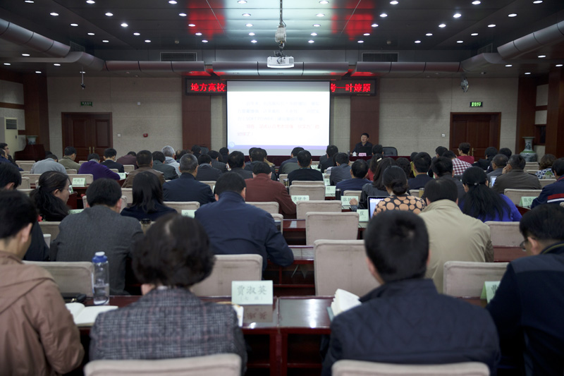 11月4日上午，云南师范大学党委书记叶燎原来院为第46期高校中青年干部培训班作题为“地方高校文化软实力建设的实践与思考”案例教学。教学开始前，学院党委书记、常务副院长马俊杰与叶燎原书记交流了工作。