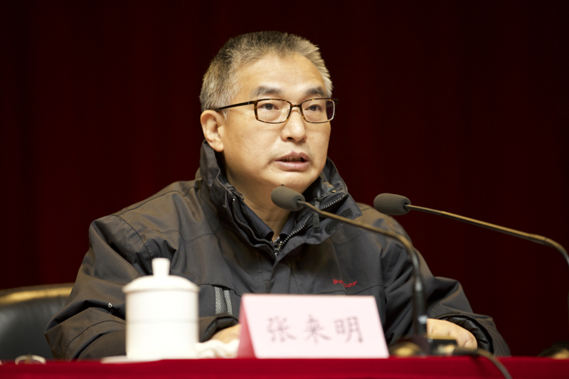 11月10日上午，国务院发展研究中心副主任张来明来院为2015年第5、6期全国高校思想政治理论课骨干教师研修班全体学员作题为“十八届五中全会解读”的专题报告。在院参训的第50期高校领导干部进修班（高职第5期）、第46期高校中青年干部培训班、第26期教育部驻外后备干部岗前培训班及学院中心组成员、全体专兼职教师到会参加学习。报告由学院党委书记、常务副院长马俊杰主持。报告开始前，马俊杰书记与张来明主任交流了工作。