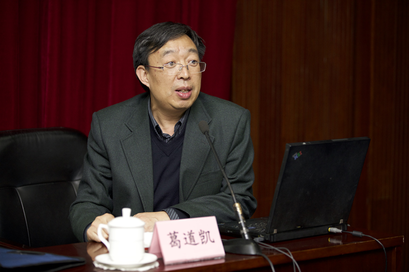 11月11日下午，教育部职业教育与成人教育司司长葛道凯来院为第26期教育部驻外后备干部岗前培训班作题为“中国职业教育二十年政策走向”的专题报告。报告开始前，学院副院长李文长与葛道凯司长交流了工作。