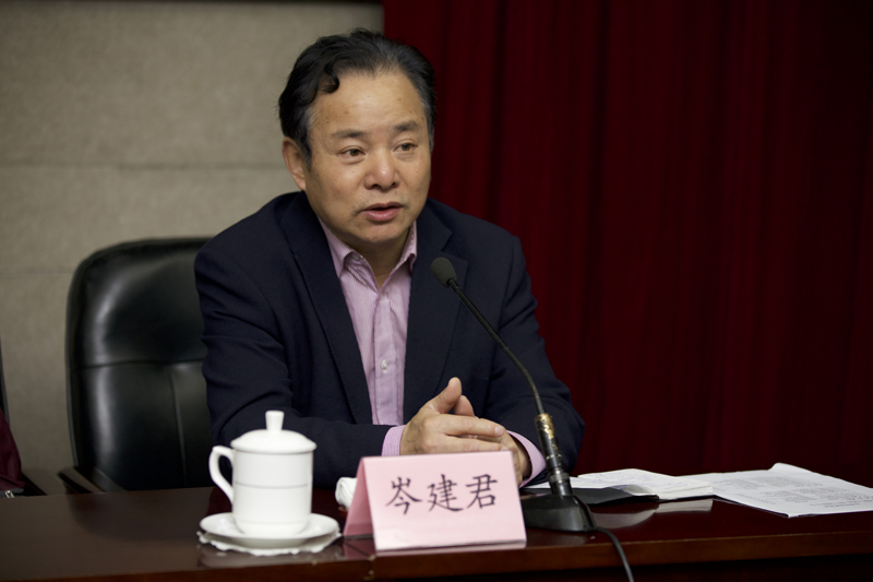 11月12日上午,教育部国际合作与交流司司长岑建君来院为第26期教育部驻外后备干部岗前培训班作题为“教育外事工作热点难点问题”的专题报告。报告开始前,学院党委书记、常务副院长马俊杰,副院长李文长与岑建君司长交流了工作。 11月12日上午,教育部国际合作与交流司司长岑建君来院为第26期教育部驻外后备干部岗前培训班作题为“教育外事工作热点难点问题”的专题报告。报告开始前,学院党委书记、常务副院长马俊杰,副院长李文长与岑建君司长交流了工作。