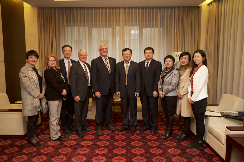 学院党委书记、常务副院长马俊杰会见加拿大劳瑞尔大学校长马可斯·布朗教授