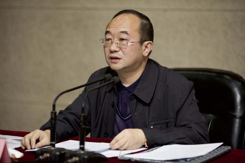 11月20日下午，教育部思想政治工作司司长冯刚来院为第46期高校中青年干部培训班作题为“做好高校意识形态工作和大学生思想政治教育”的专题报告。报告开始前，学院党委书记、常务副院长马俊杰，副院长李文长与冯刚司长交流了工作。