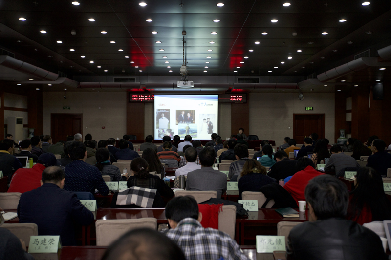 11月23日上午，教育部办公厅副主任、新闻发言人续梅来院为第46期高校中青年干部培训班作题为“网络时代的舆情引导与危机处置”的专题报告。报告开始前，学院党委书记、常务副院长马俊杰与续梅副主任交流了工作。