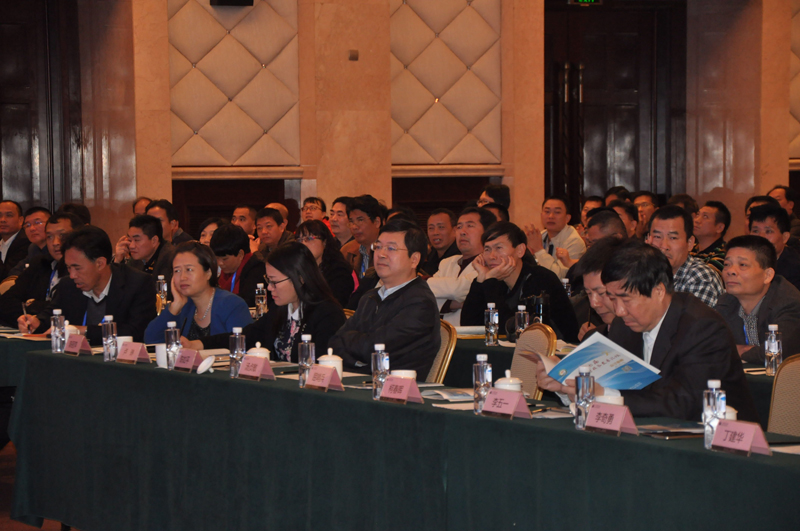 11月27日至28日，由国家教育行政学院主办、广州市天河区教育局承办的以“依法治校与推进中小学综合改革”为主题的第七届全国中小学校长发展论坛在广州召开。学院副院长李五一出席并讲话。教育部政策法规司副司长柯春晖等来自全国14个省份的教育行政管理者、中小学校长和专家学者等500余人出席了此次论坛，论坛开幕式由国家教育行政学院教育管理杂志社社长、常务副主编陈丽萍主持。