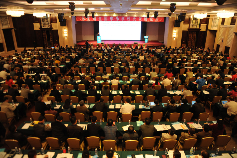 11月27日至28日，由国家教育行政学院主办、广州市天河区教育局承办的以“依法治校与推进中小学综合改革”为主题的第七届全国中小学校长发展论坛在广州召开。学院副院长李五一出席并讲话。教育部政策法规司副司长柯春晖等来自全国14个省份的教育行政管理者、中小学校长和专家学者等500余人出席了此次论坛，论坛开幕式由国家教育行政学院教育管理杂志社社长、常务副主编陈丽萍主持。