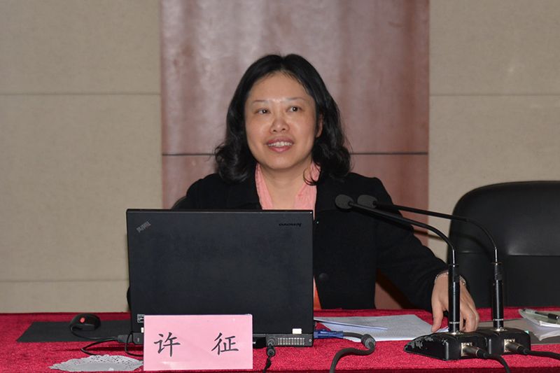 12月11日下午，复旦大学副校长许征来院为第5期高校后勤改革发展专题研讨班作题为“高校后勤服务社会化背景下的监管之路——复旦大学的初步探索”的专题报告。报告开始前，学院副院长李文长与许征副校长交流了工作。