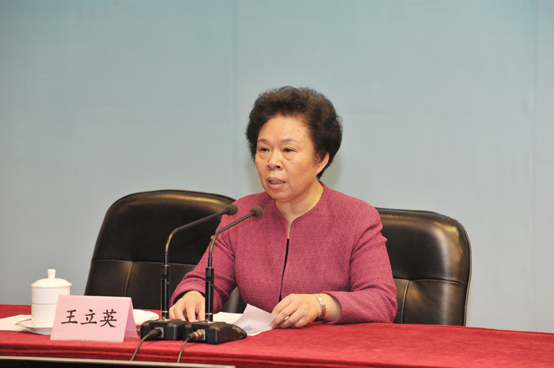 1月25日上午，教育系统纪委书记、监察处长学习贯彻党的十八届五中全会和中央纪委六次全会精神培训班在学院开班。中纪委驻教育部纪检组组长、党组成员王立英为全体学员作开班报告。教育部人事司司长刘大为、机关党委常务副书记吕玉刚、驻教育部监察局副局长侯慧君出席开班式。学院党委书记、常务副院长马俊杰主持开班式。来自全国各省（区、市）教育纪工书记、教育厅（教委）监察室主任，教育部直属高校纪委书记、监察处长，以及教育部直属机关分管纪检工作负责同志共300余人参加本期培训班。【文字：张林东 编审：彭可为】