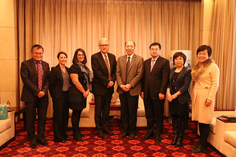 3月9日上午，学院副院长牛文起会见来华访问的澳大利亚阿德莱德大学高等教育主任范德礼教授一行。学院国际合作与培训部相关同志参加了会见。【文字：张林东 编审：彭可为】