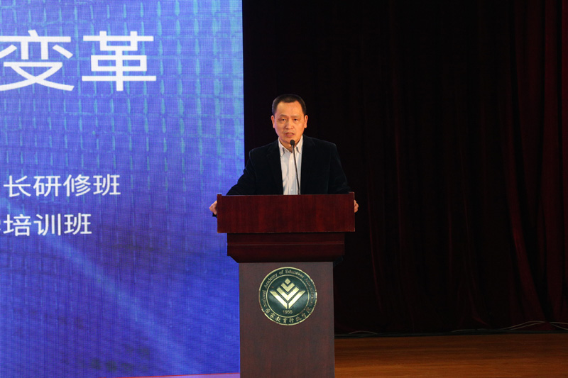 主旨论坛由国家教育行政学院副院长李文长与东北大学副校长刘建昌主持。