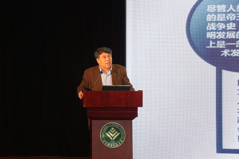 教育部科技发展中心主任李志民从技术变革与教育发展的角度全面阐述了互联网技术带给教育的影响和冲击。李志民表示，“互联网时代，教育成为互为师生的时代，技术将对教育从教、学、讲、课程的结构和形态等多方面对教育产生影响。”