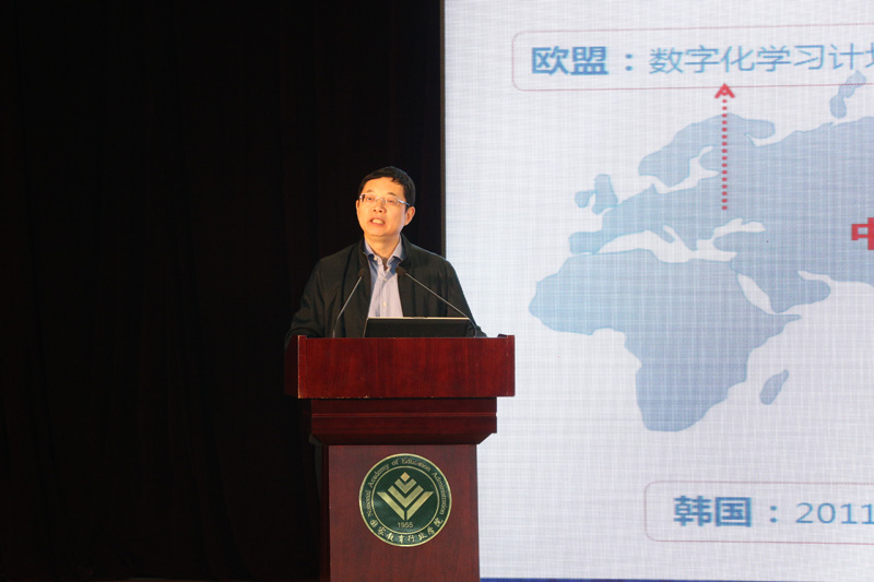 华中师范大学校长、教育部教育信息技术工程研究中心主任杨宗凯结合高校办学的实际情况，深入分析了“互联网+”作为教育创新发展新动力的表现和内涵。杨宗凯表示，“教育是言传身教的问题，未来的老师是导学者，是教学活动的组织者，是研究者还是教育资源的开发者以及终身学习者，教师的角色可能要面临多重转变。互联网+时代的教育，仍以育人为本，也具备新的理念，即：融合创新、开放共享、协同发展。”