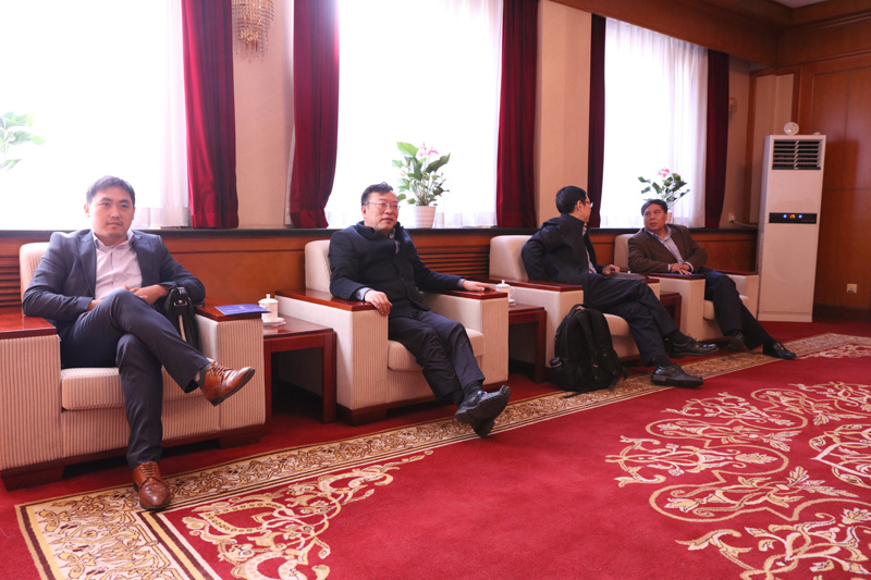 论坛开始前，学院党委书记常务副院长马俊杰，副院长李文长，党委副书记、纪委书记温晓阳，副院长李五一与论坛嘉宾进行了交流。