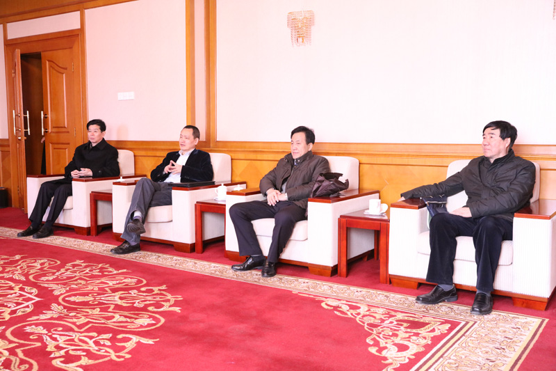 论坛开始前，学院党委书记常务副院长马俊杰，副院长李文长，党委副书记、纪委书记温晓阳，副院长李五一与论坛嘉宾进行了交流。【编审：彭可为 张林东】