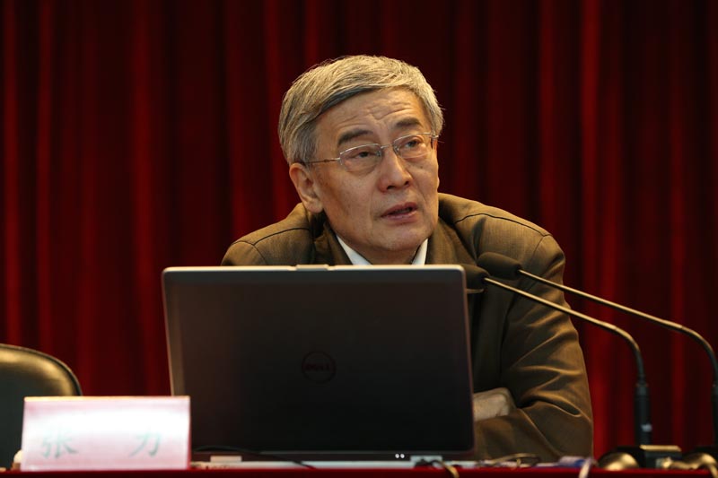 张力以政策起草参与者的身份,从文本分析的角度,梳理了党的十八大以来,高等教育重要理念和举措出台的背景,系统论述了“四个全面”战略布局对教育改革发展的总体要求,并深入分析了“十三五”时期高等教育改革发展的形势和政策要点。学员们表示,张力主任的报告对于帮助大家实现以“创新、协调、绿色、开放、共享”的五大发展理念为统领,促进高等教育改革与发展有十分积极的意义。报告开始前,学院副院长李文长与张力交流了工作。【文字:赵京 编审:彭可为 张林东】 张力以政策起草参与者的身份,从文本分析的角度,梳理了党的十八大以来,高等教育重要理念和举措出台的背景,系统论述了“四个全面”战略布局对教育改革发展的总体要求,并深入分析了“十三五”时期高等教育改革发展的形势和政策要点。学员们表示,张力主任的报告对于帮助大家实现以“创新、协调、绿色、开放、共享”的五大发展理念为统领,促进高等教育改革与发展有十分积极的意义。报告开始前,学院副院长李文长与张力交流了工作。【文字:赵京 编审:彭可为 张林东】