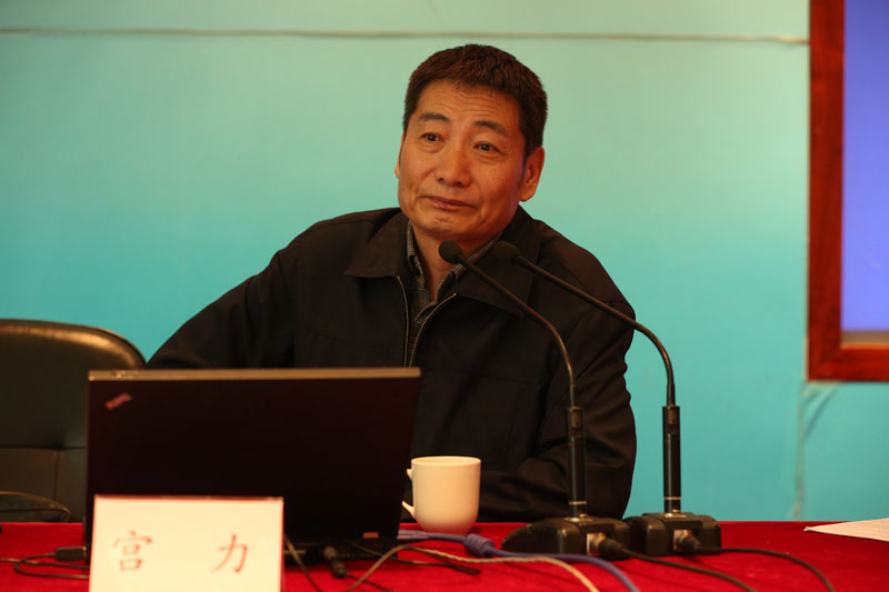 报告中,宫力主要介绍了四个方面:一是世界格局的含义与新变化, 二是国际金融危机对世界格局的影响, 三是中国和平发展的外交战略取向,四是中国和平发展的外交总体布局。宫力指出,中国和平发展主要依靠自己的力量,通过和平的方式,扩大内需,改革创新,走有中国特色的富民强国之路。宫力强调,经济全球化背景下中国坚持和平共处五项原则,加强同各国友好合作,与世界各国一道共同发展互利共赢。【文字:余海波 编审:彭可为 张林东】 报告中,宫力主要介绍了四个方面:一是世界格局的含义与新变化, 二是国际金融危机对世界格局的影响, 三是中国和平发展的外交战略取向,四是中国和平发展的外交总体布局。宫力指出,中国和平发展主要依靠自己的力量,通过和平的方式,扩大内需,改革创新,走有中国特色的富民强国之路。宫力强调,经济全球化背景下中国坚持和平共处五项原则,加强同各国友好合作,与世界各国一道共同发展互利共赢。【文字:余海波 编审:彭可为 张林东】