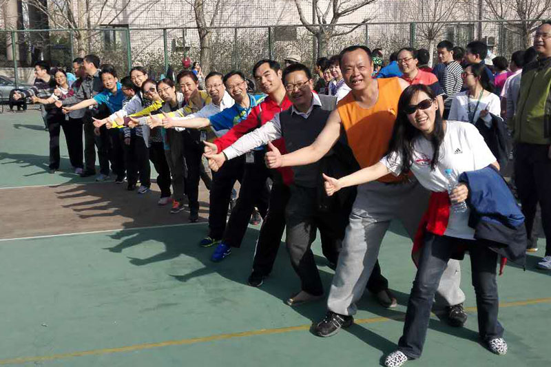 阳光灿烂，春暖花开，3月29日下午，学院举办第九期高校中层干部专题研修班趣味运动会。学院党委书记、常务副院长马俊杰到场为学员加油。趣味运动会设置了“抱球跑”、“抛绣球”、“隧道篮球”、“智传呼拉圈”四个比赛项目。