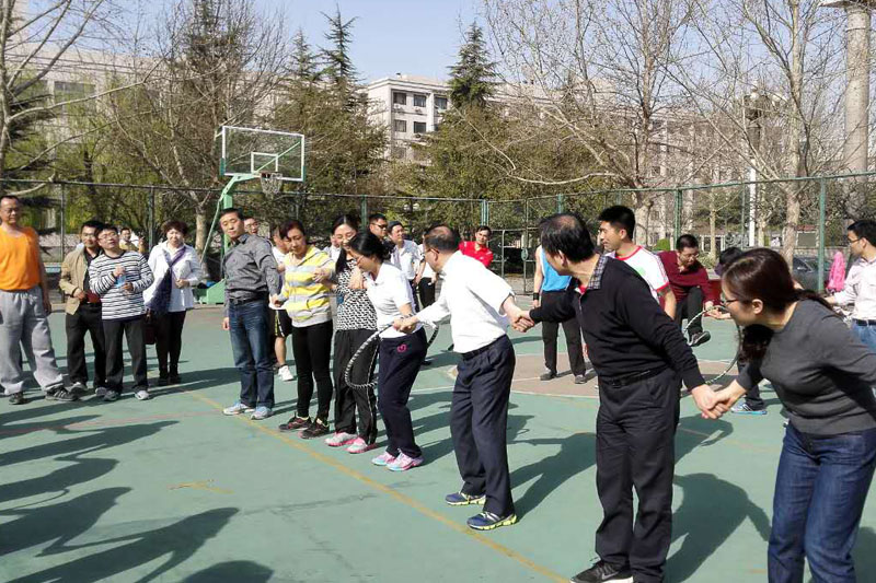 比赛中，运动员齐心协力、团结合作，欢呼声、加油声不断。举办趣味运动会，能够带动学员主动锻炼身体，加强沟通和交流，营造和谐奋进的学习氛围。【文字：余海波 编审：彭可为  张林东】