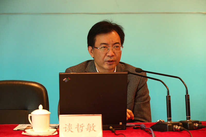 谈哲敏认为，人才培养与教学改革是一个长期的、复杂的过程，要取得成功，需要各个方面力量协同作战。它是一项“静心”的事业，无论是学校，还是院系、教师与学生，都需要安下心来，踏踏实实地工作，才能取得成就。南京大学“三三制”的实施，始终立足于“一切为了学生的发展”这一理念，不断通过专业课程体系的完善、教学方式方法改革和课程信息化建设，质量保证体系和教师教学发展支持体系建设等举措，力争办成中国最好的本科教育。【文字：丁月牙 编审：彭可为 张林东】
