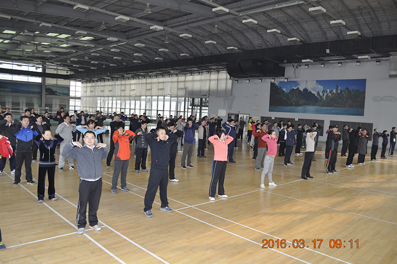 3月17日上午,第五十一期高校领导干部进修班举行趣味运动会。进修班总班长、东北大学副校长刘建昌代表学员讲话,进修班体育委员、扬州大学党委副书记叶柏森带领大家参加了抱球接力跑、抛绣球、足球定点射门和智传呼啦圈等比赛项目。各班学员在赛前作了积极充分的准备,赛场气氛热烈,掌声不断。大家团结协作,充分体验到了运动的快乐。 3月17日上午,第五十一期高校领导干部进修班举行趣味运动会。进修班总班长、东北大学副校长刘建昌代表学员讲话,进修班体育委员、扬州大学党委副书记叶柏森带领大家参加了抱球接力跑、抛绣球、足球定点射门和智传呼啦圈等比赛项目。各班学员在赛前作了积极充分的准备,赛场气氛热烈,掌声不断。大家团结协作,充分体验到了运动的快乐。