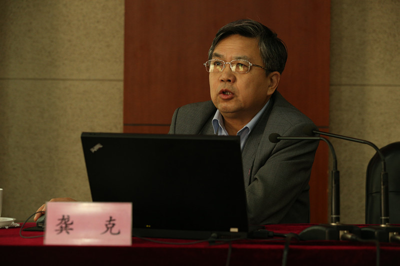 龚克从中华民族传统文化、马克思主义理论、中国共产党教育理论与方针、时代要求等多个维度,结合南开大学办学实际,阐释了人才培养的定位、目标、模式与实施情况等,引发了学员们从更深层次重新思考人才培养的问题。报告开始前,学院党委书记、常务副院长马俊杰与龚克进行了简短的工作交流。【文字:赵京 编审:彭可为 张林东】 龚克从中华民族传统文化、马克思主义理论、中国共产党教育理论与方针、时代要求等多个维度,结合南开大学办学实际,阐释了人才培养的定位、目标、模式与实施情况等,引发了学员们从更深层次重新思考人才培养的问题。报告开始前,学院党委书记、常务副院长马俊杰与龚克进行了简短的工作交流。【文字:赵京 编审:彭可为 张林东】