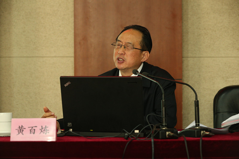 报告中,黄百炼教授对民主集中制与马克思主义政党领导体制的关系、民主集中制的基本内涵和基本功能进行了深刻的理论分析,介绍了实践中民主集中制的多种运行模式和贯彻民主集中制必须坚持的基本原则和基本要求,并阐释了坚持民主集中制需要重点把握的关键点。他认为,坚持正确的民主和正确的集中,必须始终把握民主和集中互为前提、互为目的、互为保障的辩证统一关系,不能强调一个方面而忽视另外一个方面,更不能割裂两者的关系,把发扬民主或坚持集中推向极端。【摘编:张林东 编审:彭可为】 报告中,黄百炼教授对民主集中制与马克思主义政党领导体制的关系、民主集中制的基本内涵和基本功能进行了深刻的理论分析,介绍了实践中民主集中制的多种运行模式和贯彻民主集中制必须坚持的基本原则和基本要求,并阐释了坚持民主集中制需要重点把握的关键点。他认为,坚持正确的民主和正确的集中,必须始终把握民主和集中互为前提、互为目的、互为保障的辩证统一关系,不能强调一个方面而忽视另外一个方面,更不能割裂两者的关系,把发扬民主或坚持集中推向极端。【摘编:张林东 编审:彭可为】