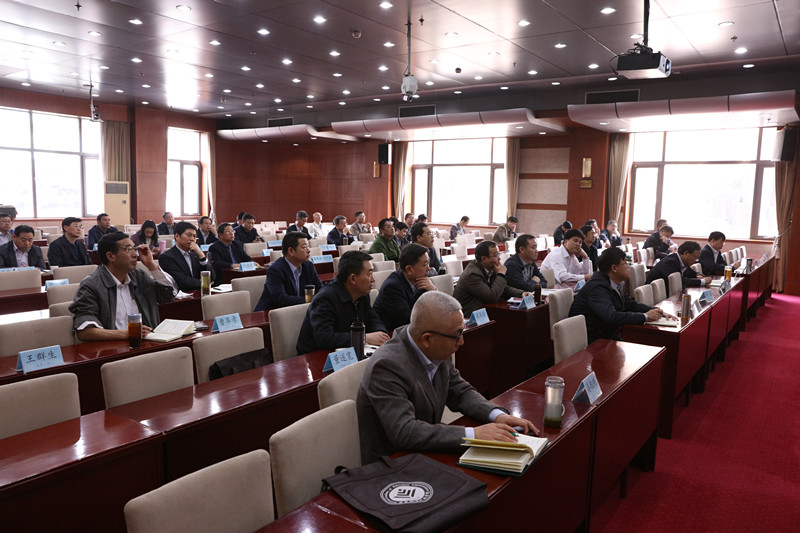 4月5日下午,第51期高校领导干部进修班在学院举行学员论坛。两个平行论坛主题分别为“高水平大学学科建设与人才培养”和“地方高校内涵建设与特色发展”,由天津大学党委副书记李义丹和商丘师范学院副校长徐茂田主持。 4月5日下午,第51期高校领导干部进修班在学院举行学员论坛。两个平行论坛主题分别为“高水平大学学科建设与人才培养”和“地方高校内涵建设与特色发展”,由天津大学党委副书记李义丹和商丘师范学院副校长徐茂田主持。