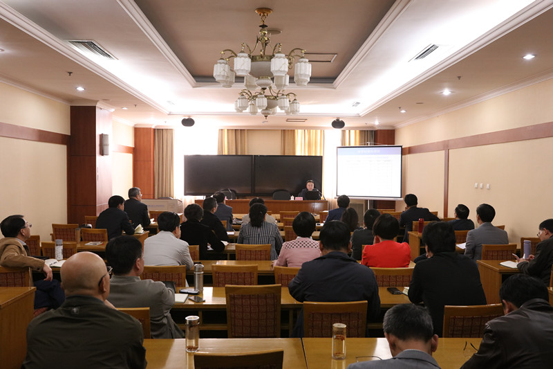 “高水平大学学科建设与人才培养”分论坛。北京师范大学党委副书记李晓兵重点介绍了北京师范大学的学科发展现状以及学科发展策略与措施;西南财经大学副校长史代敏集中阐述了对“双一流”建设的认识、对学科的理解和评价标准、学科建设与人才队伍建设的思考等问题;哈尔滨工业大学副校长徐晓飞介绍了哈尔滨工业大学特别是威海校区在综合改革、争创一流方面的办学实践。 “高水平大学学科建设与人才培养”分论坛。北京师范大学党委副书记李晓兵重点介绍了北京师范大学的学科发展现状以及学科发展策略与措施;西南财经大学副校长史代敏集中阐述了对“双一流”建设的认识、对学科的理解和评价标准、学科建设与人才队伍建设的思考等问题;哈尔滨工业大学副校长徐晓飞介绍了哈尔滨工业大学特别是威海校区在综合改革、争创一流方面的办学实践。