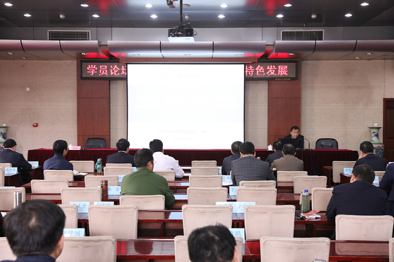 “地方高校内涵建设与特色发展”分论坛。吉林农业科技学院副书记叶海江以创新创业教育为切入点,介绍了吉林农业科技学院的做法和经验;哈尔滨理工大学纪委书记王志浩剖析了当前约束大学内涵建设和特色发展的问题与对策;大连海洋大学校长姚杰围绕建设“蓝色大学”的理念,展示了大连海洋大学强化内涵、突出特色、加快发展的实践;天津理工大学副校长郑清春结合天津理工大学的实际,重点介绍了该校在提升内涵、开展专业认证方面的特色实践。【文字:赵京 编审:彭可为 张林东】 “地方高校内涵建设与特色发展”分论坛。吉林农业科技学院副书记叶海江以创新创业教育为切入点,介绍了吉林农业科技学院的做法和经验;哈尔滨理工大学纪委书记王志浩剖析了当前约束大学内涵建设和特色发展的问题与对策;大连海洋大学校长姚杰围绕建设“蓝色大学”的理念,展示了大连海洋大学强化内涵、突出特色、加快发展的实践;天津理工大学副校长郑清春结合天津理工大学的实际,重点介绍了该校在提升内涵、开展专业认证方面的特色实践。【文字:赵京 编审:彭可为 张林东】