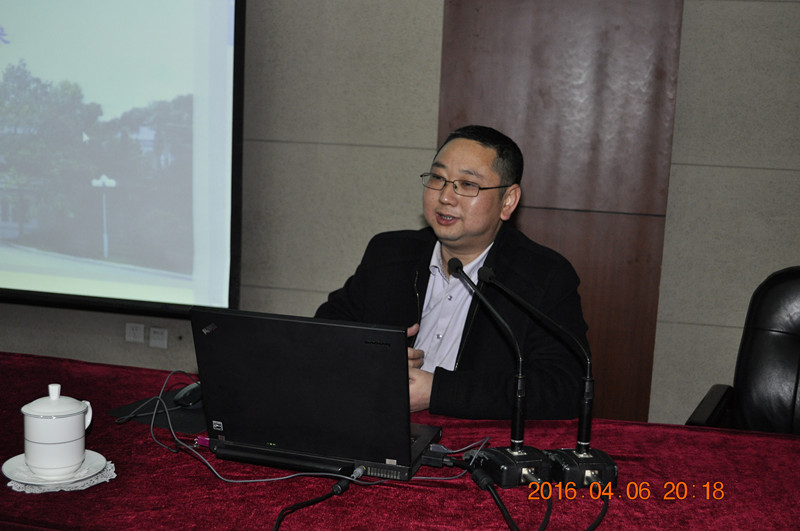 三班学员、华东理工大学副书记宋来作了“我国高校创业教育的现状、问题与对策”主旨发言。宋来介绍了我国高校创业教育的发展历程、现状、存在问题以及推进高校创业教育发展的对策和建议等内容。【图文：李义丹 编审：彭可为 张林东】