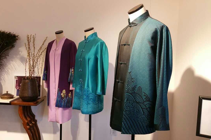 作为全国第一所以服装命名的公办高校，北京服装学院极具办学特色。3月18日下午，中青四班赴北京服装学院调研。作为全国十佳特色博物馆之一的民族服饰博物馆，让人感受并领略到了传统服饰文化的博大精深