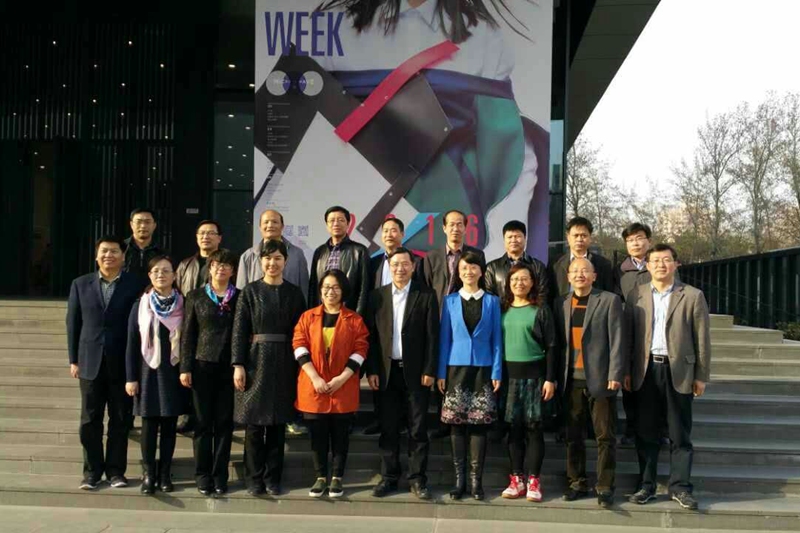 “北服时装周”上的实践教学环节，让人欣赏到了北服学子对传统服饰文化的传承创新能力。北服在创新创业教育方面的一些举措极具借鉴意义。