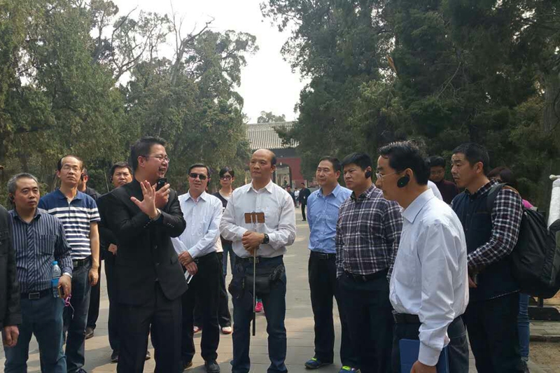 “三孔”实地教学更是开启了一场儒学寻根之旅。曲阜师大历史系教授的精彩讲解，为我们上了一堂生动的国学课。