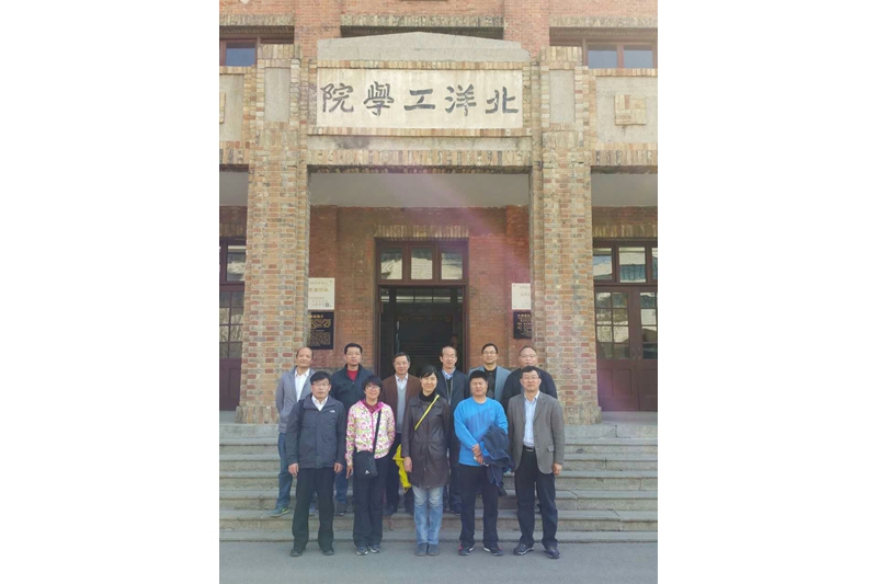 河北工业大学是一所以工为主的国家“211工程”重点建设大学，其前身是创办于1903年的北洋工艺学堂。这所拥有111年建校历史、横跨两地的学校，可谓中国高等教育发展的缩影。3月26日，中青四班学员饶有兴致地参观了该校及其校史馆，其“工学并举”的特色对当下的理论教学如何与实践教学相结合及创新创业教育等具有极强的指导和借鉴意义。