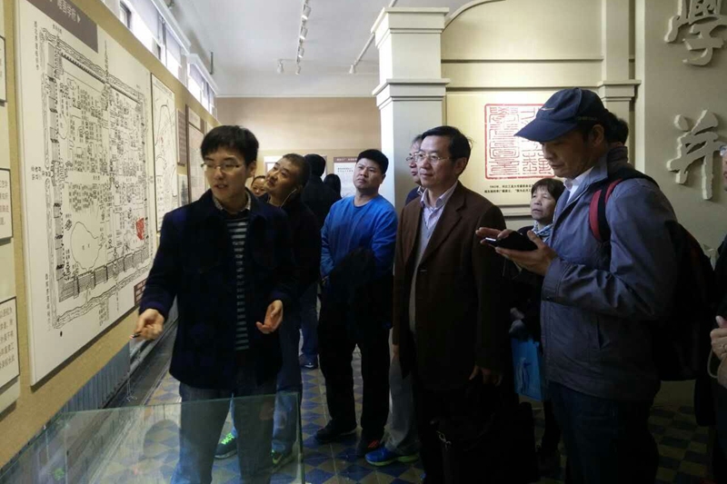河北工业大学是一所以工为主的国家“211工程”重点建设大学，其前身是创办于1903年的北洋工艺学堂。这所拥有111年建校历史、横跨两地的学校，可谓中国高等教育发展的缩影。3月26日，中青四班学员饶有兴致地参观了该校及其校史馆，其“工学并举”的特色对当下的理论教学如何与实践教学相结合及创新创业教育等具有极强的指导和借鉴意义。
