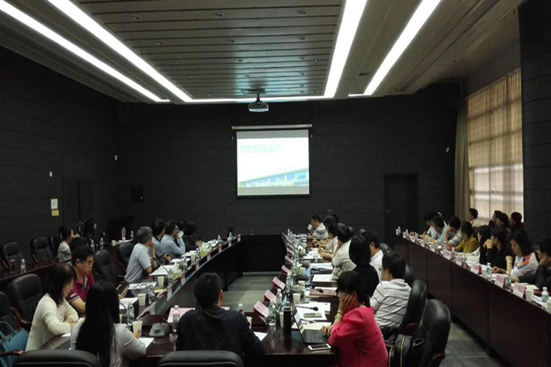 座谈会上，学员们认真观看了学校的宣传片，听取了广东工大团委书记张育广等六位职能部门负责人分别针对学校在创新创业教育、人才培养平台、产学研合作的措施与成效和创新平台建设等方面的经验交流，清晰地了解该校在服务广东经济及社会发展的宝贵经验和显著成果。