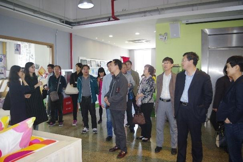 学员们还参观了同济大学“中芬中心”的跨学科学习、科研、创业空间，并观摩了“星期音乐会”通识课。“星期音乐会”是同济大学2015年开始推出的核心通识课，至今已经举办了30多场，由艺术与传媒学院的张小平、解路军教授采用讲解与现场演奏相结合的方式授课，给参访人员留下了深刻印象。(文字：董华；摄影：罗喜胜)