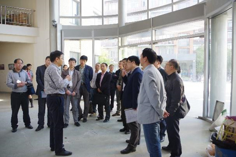 座谈会后，陈世鸣书记带领学员参观了土木学院院史馆、离心机实验室、振动台实验室和风洞实验室。同济大学文科办陈强主任也专程赶来回答学员关于文科发展、评估方面的咨询。