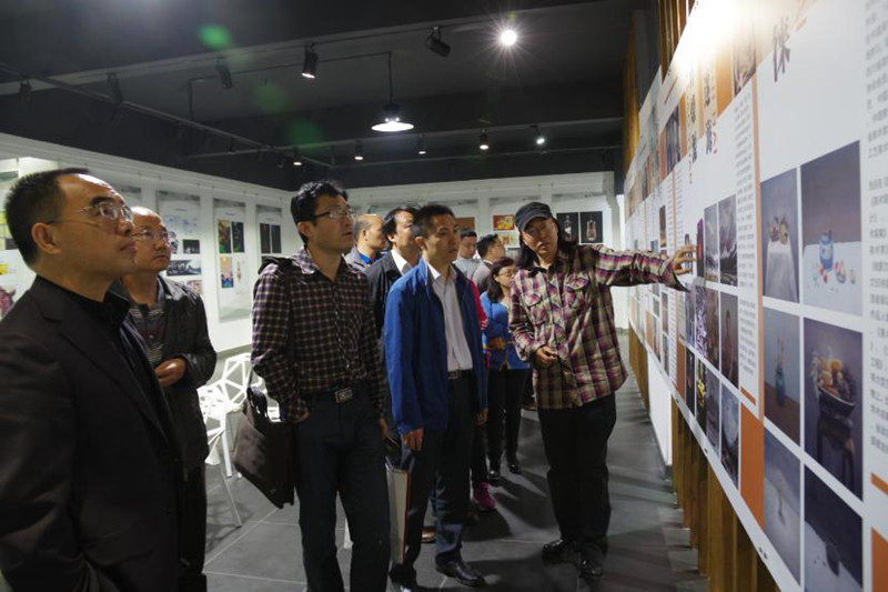 学员们参观考察了美术与影视学院、学生事务服务大厅。学员一边实地考察、一边与相关负责人交流沟通,深入了解了相关机构的运行机制,以及其在校城融合、服务地方经济社会发展中的主要做法和经验。(文字:张鲲鹏,摄影:韩宝志、张鲲鹏) 学员们参观考察了美术与影视学院、学生事务服务大厅。学员一边实地考察、一边与相关负责人交流沟通,深入了解了相关机构的运行机制,以及其在校城融合、服务地方经济社会发展中的主要做法和经验。(文字:张鲲鹏,摄影:韩宝志、张鲲鹏)