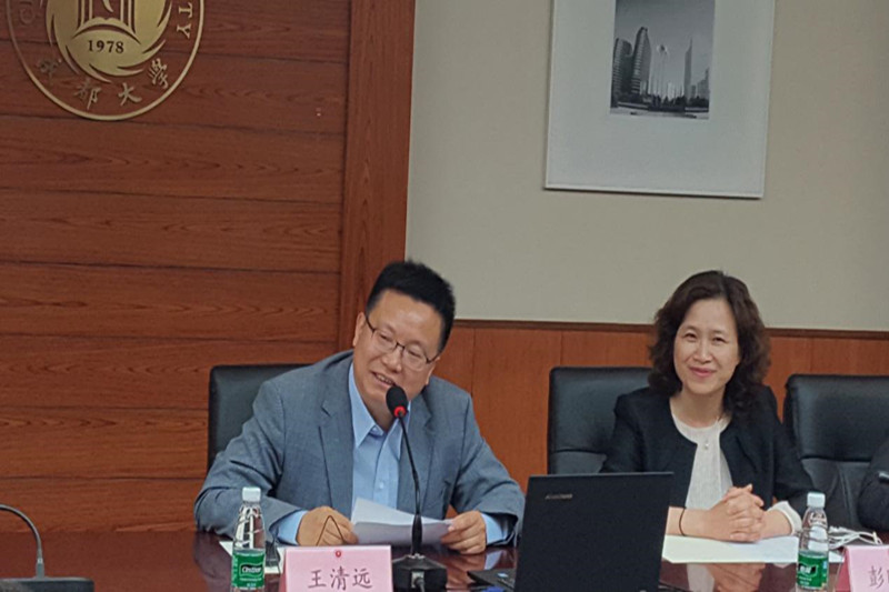 王清远校长从“构建大专业平台实践,对接成都支柱产业”、“政校互动,与政府各职能部门对接”、“对接成都游戏动漫产业”、“助推城市国际化进程,丰富城市国际化内涵”、“产教融合,推进成果转化”、“以专业优势支撑地方急需人才培训需求”、“建箐蓉学院,对接成都‘创业天府’行动计划”等七个方面介绍了校城融合发展的主要做法、措施与成效。 王清远校长从“构建大专业平台实践,对接成都支柱产业”、“政校互动,与政府各职能部门对接”、“对接成都游戏动漫产业”、“助推城市国际化进程,丰富城市国际化内涵”、“产教融合,推进成果转化”、“以专业优势支撑地方急需人才培训需求”、“建箐蓉学院,对接成都‘创业天府’行动计划”等七个方面介绍了校城融合发展的主要做法、措施与成效。