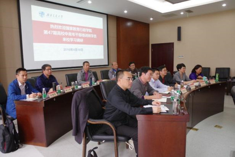 冯晓云副校长介绍了西南交通大学的发展历史，重点介绍了学校在人才培养培训、科技创新、对外援助等方面的办学成果，以及西南交通大学实施“人才强校、国际化、数字化”三大战略，“工科登封、理科振兴、文科繁荣、生命医学跨越”四大学科行动计划。教务处处长郝莉介绍了学校本科教学工作。教师发展中心主任李远富介绍了推动教师能力全面提升的举措。